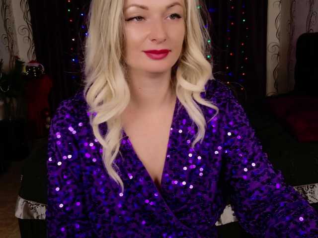 Bilder -Horny- Hi! My name is Lisa! Lovense on. Merry Christmas and Happy New Year! Cum together group and pvt @total 888 @sofar 38 @remain 850 rhinestone plug in the ass