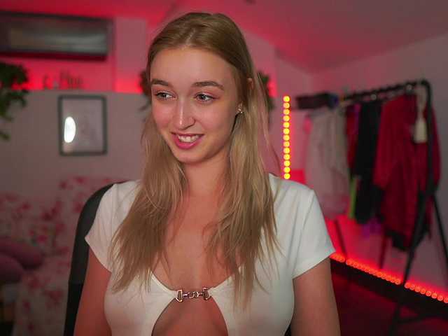 Bilder AlexisTexas18 Hi! I am Alexis 19 yrs old teen, with perfect ass, nice tits and very hot sexy dance moves! Lets have fun with me! Water on my white T-shirt at goal!