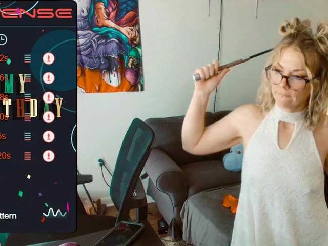 Bilder Aliceliddell7 ITS MY BIRTHDAY TODAY! #lovense #squirt #bigass #young #cum#milf #blonde #small tits #young #naughty #lush #feet #smoke #glasses