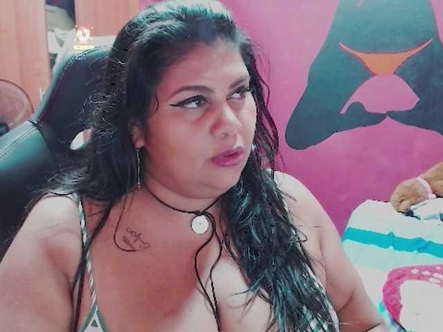 Bilder andreeina25 #bbw #squirt #latina #bigboobs #bigass Hi guys, welcome to my room,