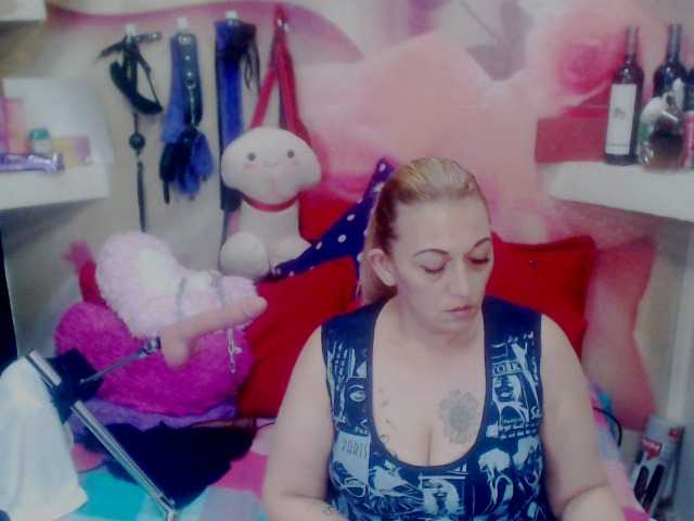 Bilder annysalazar I want to premiere my new toy come help me achieve my goal 100 tokens