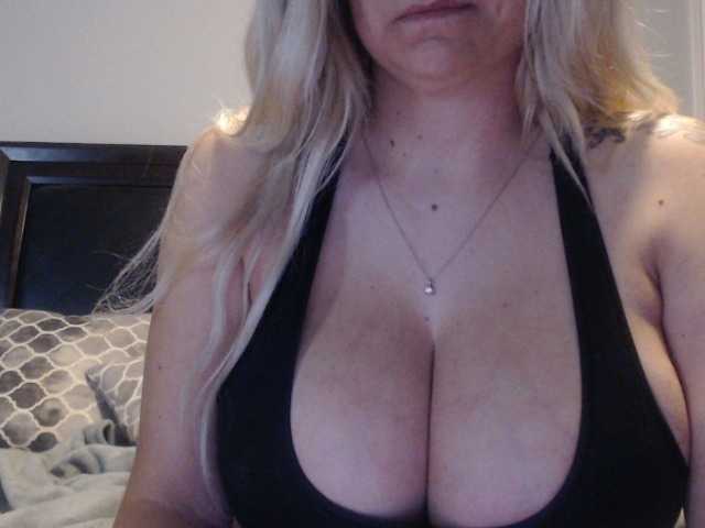 Bilder brianna_babe tip for pussy vibrations, @remain countdown for boobs..202tkns to start private