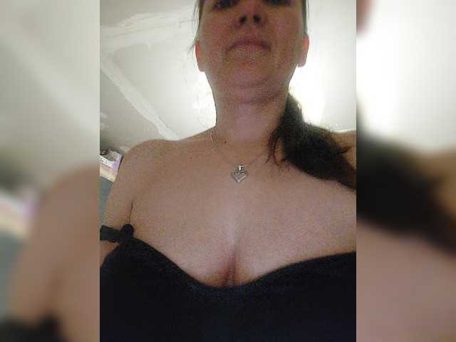 Bilder Bellashow Breasts....70 tokensPussy....150 tokensInserted dildo in pussy.....400 tokensFully undressed..... 200 tokensHi guys a little help if you like me so i can finish renovating my house .....5000 tokens Thanks i kiss you