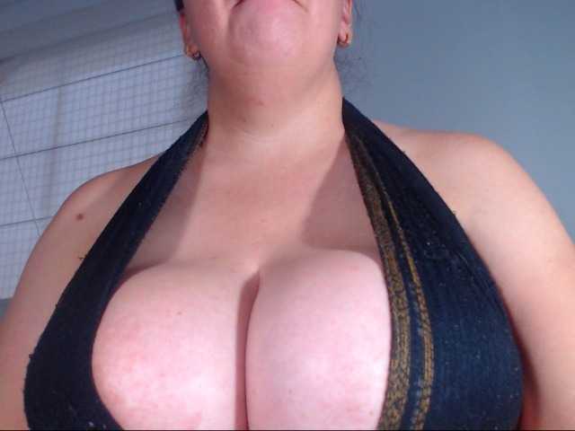 Bilder Bigtetiana woman latine with big tits and ass very horny wait for u .... come on my roomm ... for have good time naked tits, oil, titfuck and simulation of cum on them for 220 tkn