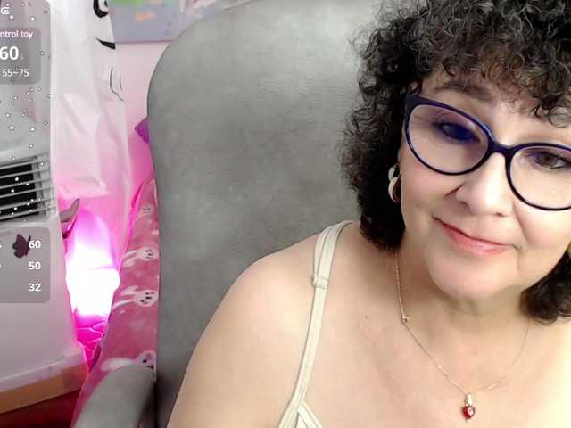 Bilder cataleya-mom mom horny play bogboobs and squirt for you