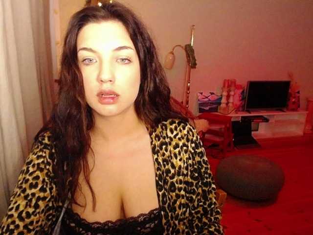 Bilder CroftLaraxxx #joi #cei #cbt #sexy #brunette #biglips #laracroft #bigboobs #boobs #roleplay #hot #dom #femdom #fetish