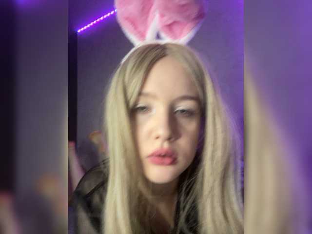 Bilder BunnyLegendary I use lovense only in group chat and in private