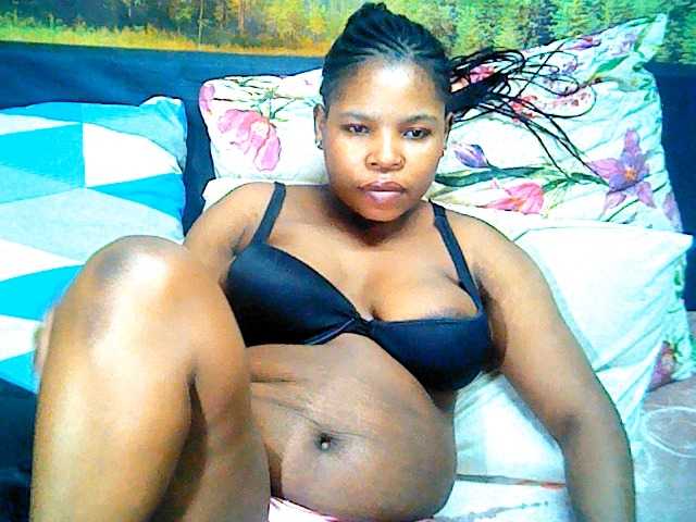 Bilder ebonygold92 hlw everyone lets have funs guys mess my room with tokens thank u....