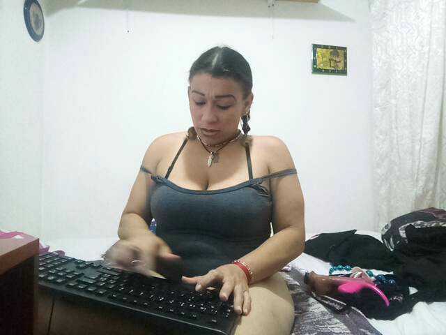 Bilder Fasttmilkx Welcome to my room make me come rich lovence more tokens more vibration