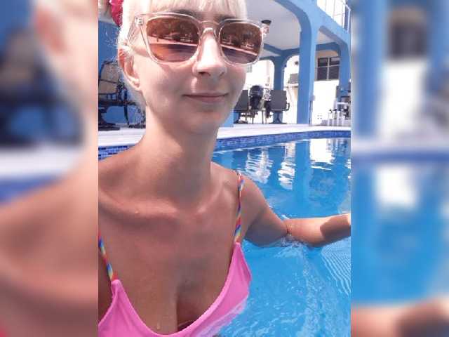 Bilder FriskyKat 1 token- kiss, 10 tokens- PM, 100 tokens- flash. @remain nude swimming at goal Should I cum on the water jet? I'm lonely on vacation keep me cumpany.