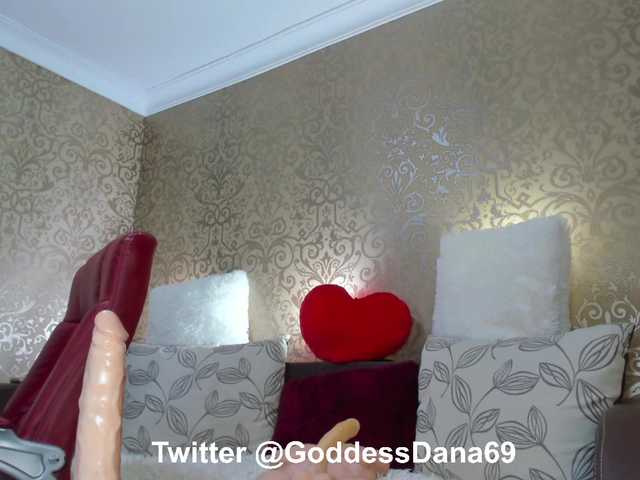 Bilder GoddessDana Squirt at Goal !!! Private Open 20 any flash 50 finger - finger pussy 100 ride dildo 150 ride torso 200 c2c or private 300 change my outfit 400 full naked and oil 1000 be my hero and make my day
