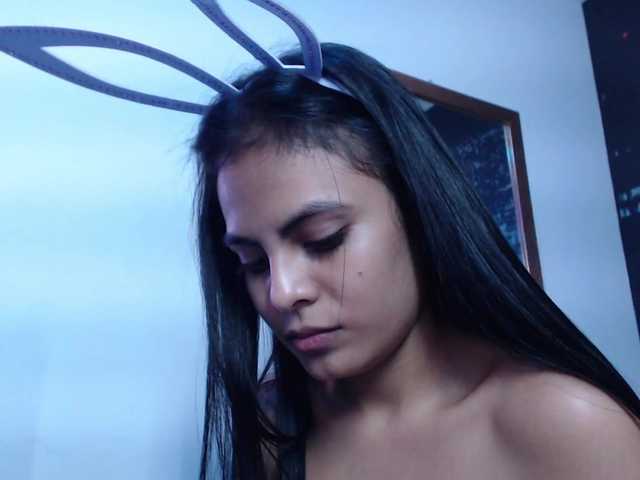 Bilder hailyscot hello welcome to my living room #IamColombian #21years #brunette #longhair #naturalbody #single #height1.58 my god # blackeyes #smalltits