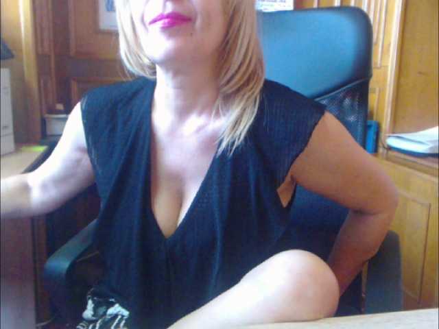 Bilder JennaStar1 Lovense Lush ON-Use my Tips Menu!...now I'm at my office, very alone...-cam2cam