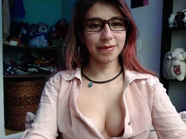 Bilder kateen18 Hi guys, I'm the new girl here, I'm a little shy, can you help me warm up? my lovense is on I would like to squirt here #squirt #lovense #sexy #young #teen #glasses #bigass #wet #sowet #sweet