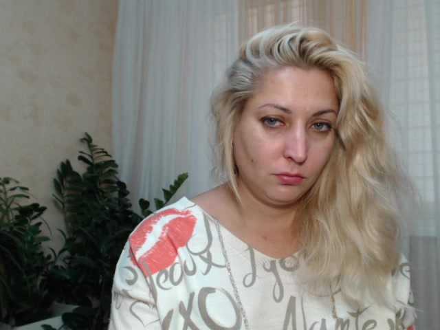Bilder KickaIricka I will add to my friends-20, view camera-25, show chest-40, open pussy -50, open asshole-70, get naked and show my holes-100