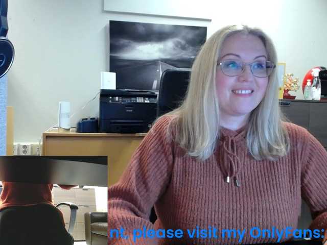 Bilder KristinaKesh At the office. Lush ON! Privats welcome!!! 101 tok before pvt! Tips only in public chat matter:) Lush reactiong from 3 tok.