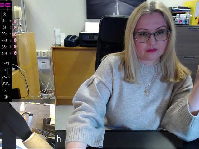Bilder KristinaKesh At the office. Lush ON! Privats welcome!!! 150 tok before pvt! Tips only in public chat matter:) Lush reactiong from 3 tok.