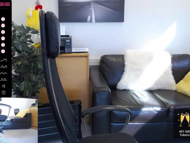 Bilder KristinaKesh At the office! Lovense Ferri and LUSH ON! Privats welcome!!! Lovense reacting from 3 tok. 99 tok single tip before privat.