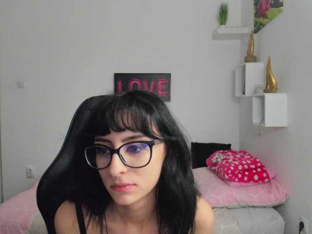 Bilder LeighDarby18 hey guys, #cum join me #hot show and find out if u can make me #naked #skinny #glasses