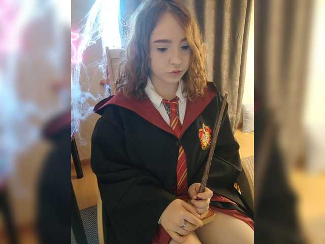 Bilder LittleDelora Welcome to my Hogwarts, this Halloween I will be dressed as Hermione with a wand that shoots fire. Come in and we’ll learn spells together) P.S. I’m only a 1st year student @total countdown @sofar collected @remain left until the show starts!