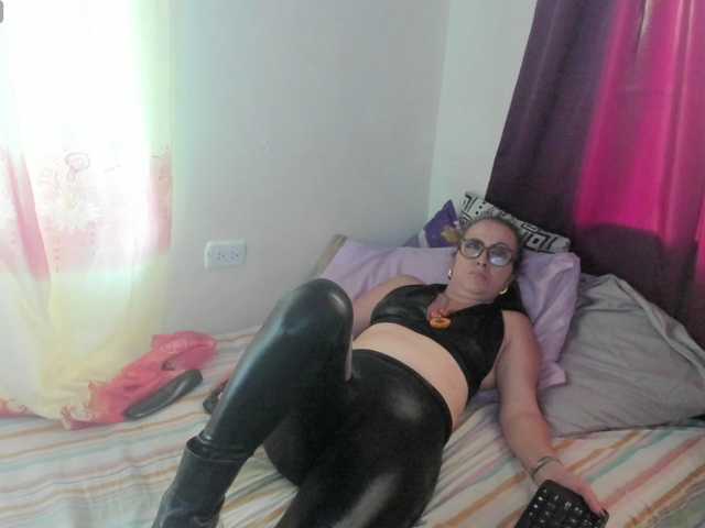 Bilder MargothClain I have my fuckmachine active, come and play with me