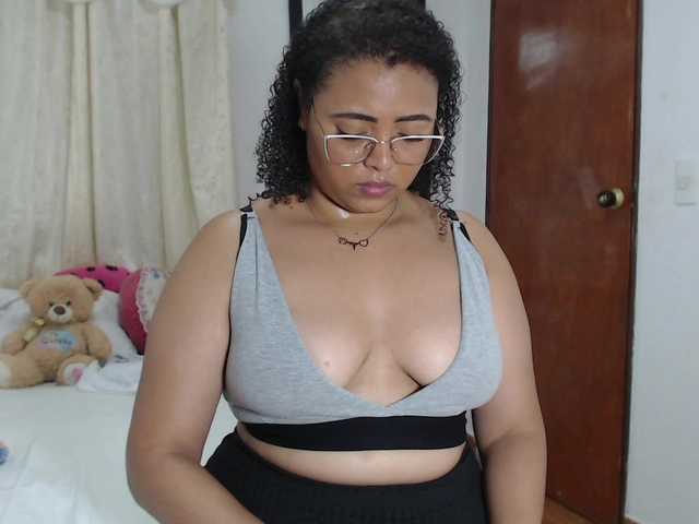 Bilder MichelDemon hey guysss come and enjoy a while with me VIBE TOY ON make my pussy wet #latina #squirt #bigboobs