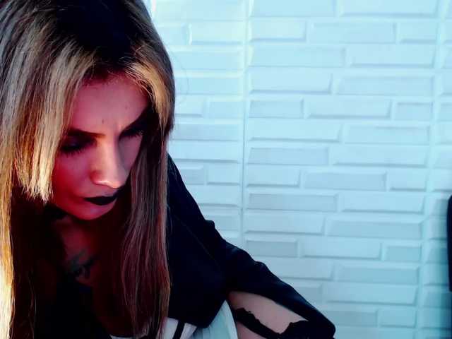 Bilder MollyReedX Naughty Tiffany wants a good fuck, can someone put something hard inside me really hard? @goal♥lovense on♥pvt open 626