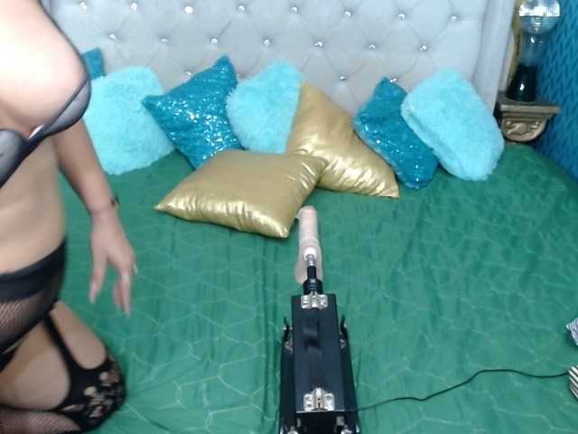 Bilder natalyblack12 My love, I invite you to my living room, I'm a pretty Colombian with a big ass, come let's play while I fuck my ass with a machine.