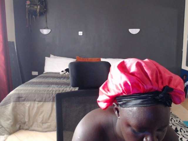 Bilder Nzinga3 Greetings, welcome to my room lets work out together. Working on my cardio before my next mountain climb