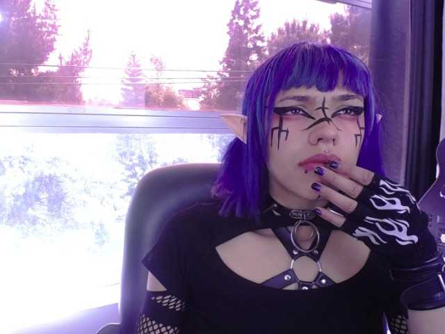Bilder PhychomagcArt Welcom me room!! come and play with this goth girl, but very slutty, do you want to come and taste her squirt and cum?