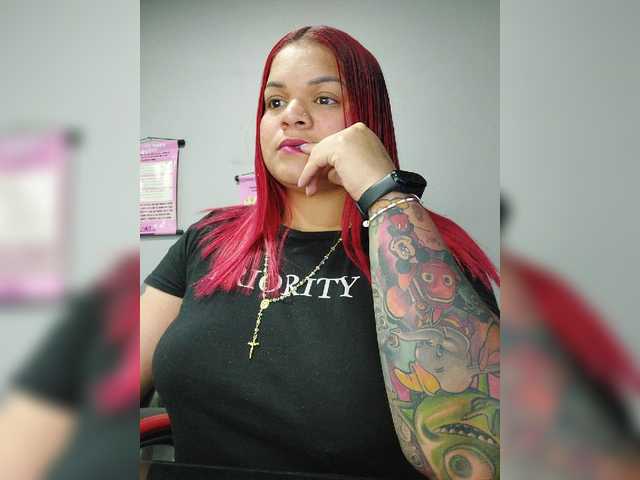 Bilder SaamyRed Hello guys, today I am in my work office, we are going to have a good time but without making a lot of noise, my love Lush is on, send me vibrations and make me moan of pleasure #curvy #bigass #squirt #cum #anal