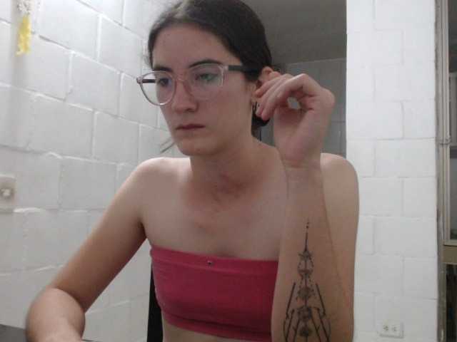 Bilder SophiaHydes play and spit tits, naked all my little body for 10min #pettite #hot #18 #cumforme