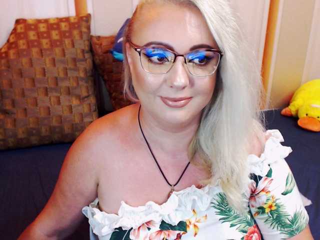 Bilder SquirtinLeona Hello.I love to make my LUSH BUZZ. Mmmm, as much as you tip me, as much as you get me horny. I adore to squirt and smoke and cum again&again