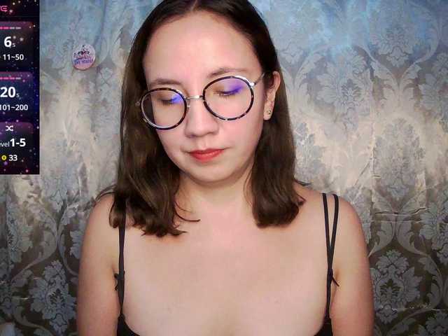 Bilder Mish_HOT i live with my roomies so this is a silent room, join me in public or in private ;)