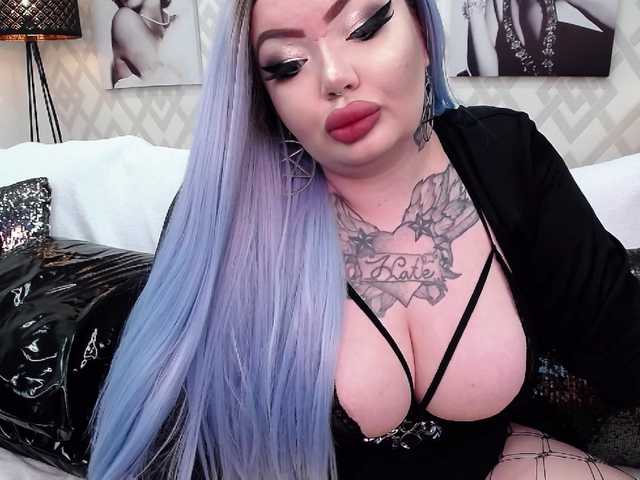 Bilder SavageQueen Welcome in my rooom! Tattooed busty fuck doll with perfect deepthroat skills and more and more. Wanna play? Tip your Queen! Kisses :)