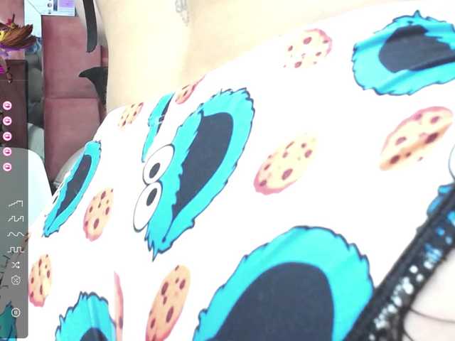 Bilder ViancaElis4 Messy Blowjob'¦ dripping saliva on my tits and ending with a wild fucking, she opens her pussy and makes my legs shake.