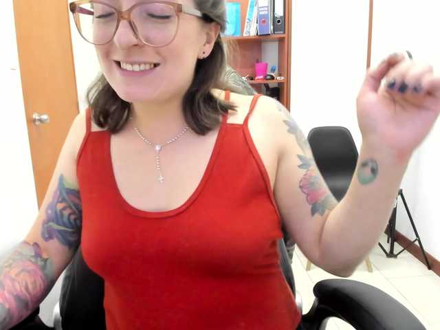 Bilder vickysimons Come to spend a fun moment with me #latina #curvy #piercing #young