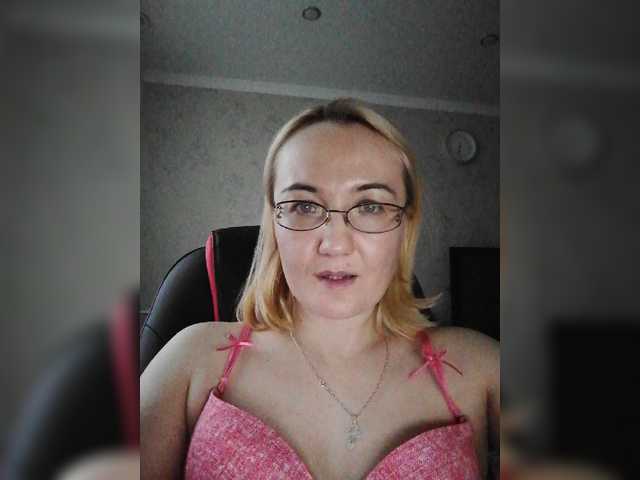 Bilder viktoriyax I watch your camera for 21 tokens, listen to music for 10 tokens, and also go to ***ping, groups and private. Tips are welcome. Also put the Love of visitors!