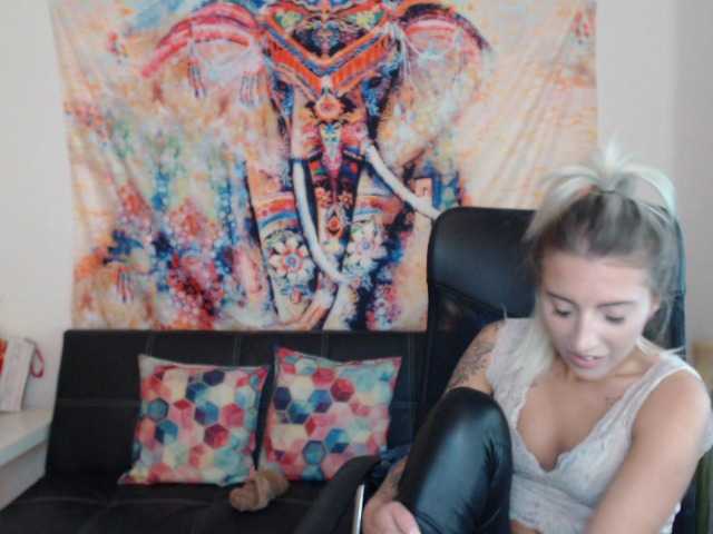 Bilder zoee21 Goal Amount : 3000 tokens - full naked if i like-5 stand up and around-15 tokens show feet -25 tokens body tour- 30 tokens one cloth less- 40 tokens dog pose- 70 tokens finger in the mouth-75 tokens i take off my pants and top -100 to